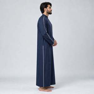 Nouvelle collection : Thobe pour homme, couleur bordeaux uni, col montant, manches longues, longueur ras du sol – Robes traditionnelles musulmanes islamiques pour hommes - Product Image 2