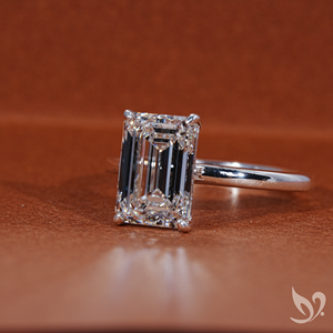 Anillo Solitario de Diamante Cultivado en Laboratorio con Corte Esmeralda de 3.00 CT en Oro |   Joyería de Compromiso Certificada por IGI - Product Image 5