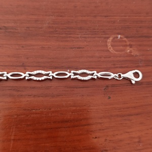 สร้อยข้อมือเงินแท้ 925 ดีไซน์เนอร์ลายโซ่แบบมีลวดลายเคลือบโรเดียม สไตล์มินิมอลสำหรับผู้หญิงใส่ทุกวัน - Product Image 4