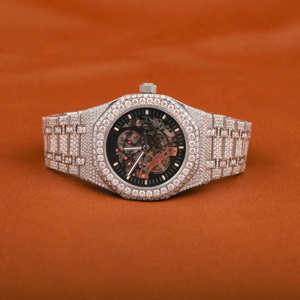 Montre personnalisée noire demi-sertie de diamants moissanite triangulaires de 20 mm, style hip-hop classique, luxueuse et élégante, en acier inoxydable avec mouvement à quartz - Product Image 1