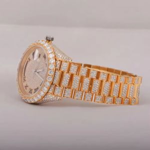 Montre-bracelet en or et diamants avec lunette ornée, cadran étincelant, chiffres romains, affichage du jour et de la date, artisanat élégant - Product Image 2