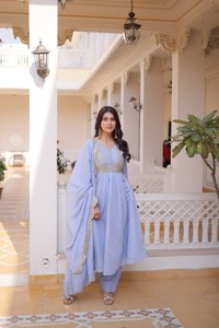 Conjunto de traje festivo de tres piezas para mujer: Kurta acampanada de seda con cuentas Chanderi, pantalones de seda con ribetes de encaje y dupatta con cuello en V. - Product Image 5