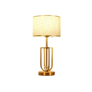 Lampe de table en métal doré de luxe nordique, abat-jour en tissu moderne, lumière LED pour chevet, chambre d'hôtel, salon, décoration intérieure - Product Image 1
