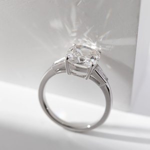 Bague de luxe pour femme en or blanc massif 14 carats avec diamant de laboratoire 3 carats certifié IGI, bague de fiançailles trois pierres de luxe - Product Image 3