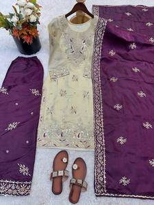 Ensemble Kurta brodé crème avec dupatta violet, tenue ethnique traditionnelle indienne et pakistanaise pour femmes, longueur au sol - Product Image 5