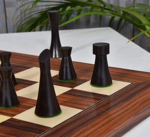 Jeu d'échecs artisanal en buis, pièces minimalistes noir de nuit et naturelles, hauteur du roi 3,4 cm, au meilleur prix - Product Image 1