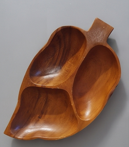 Plato de servir de madera hecho a mano con forma de hoja, diseño minimalista de madera maciza, acabado pulido, para frutos secos, chocolate y postres. - Product Image 1