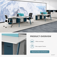 Bureau de travail moderne en bois pour deux personnes avec dessus blanc, cadres bleus inclinés, cloison de séparation et tiroir de rangement