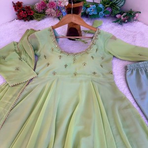 Robe en Georgette pour femme VASTRA COTTAGE avec broderie miroir faite main, manches longues, jupe ample, doublure en coton beurre et dupatta - Product Image 2