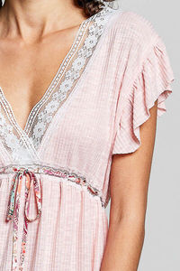 เสื้อเบลาส์แขนสั้นคอวีผูกด้วยลูกไม้ - Product Image 5