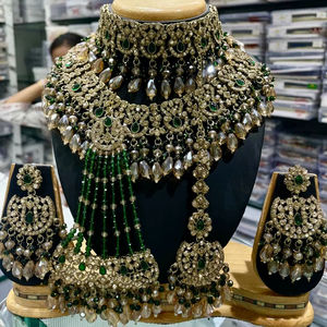 Conjunto de Collar Gargantilla de Latón Chapado en Oro para Novia, Pendientes, Maang Tikka, Zirconia, Étnico, Moderno, Hecho a Mano, para Boda y Compromiso - Product Image 1