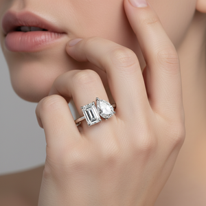 Anillo de Compromiso Abierto de Oro de 18K de Moda con Diamantes Cultivados en <span class=keywords><strong>Laboratorio</strong></span> de Corte Esmeralda de 1.5ct y Corte Pera de 1.5ct con Engaste de Puntas - Product Image 4