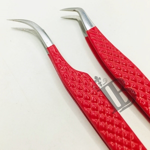 Pince à cils courbée en J pour isolation à 65 degrés, couleur rouge, manche à motif diamant, en acier inoxydable, faite à la main, offre exceptionnelle - Product Image 2