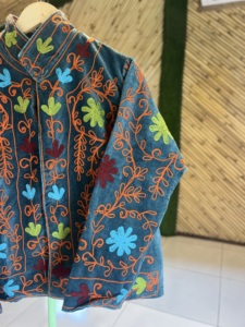 Veste bomber en velours brodée à la main, fabriquée à la machine à tisser manuelle, pour femmes |   Coton respirant écologique brodé de motifs floraux de qualité supérieure pour l'automne - Product Image 3