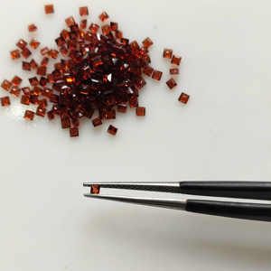 โกเมนสีแดงธรรมชาติ 1.5 มม. ทรงสี่เหลี่ยมเจียระไนแบบสเต็ปคัท คุณภาพดีที่สุด รับสั่งทำตามแบบ สำหรับทำเครื่องประดับ - Product Image 3