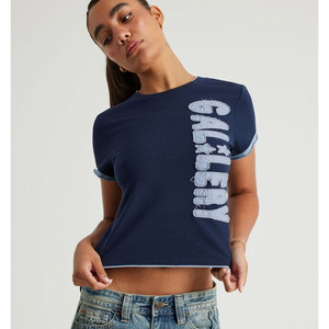 เสื้อยืดกราฟิกทรงพอดีตัวสำหรับผู้หญิง - Product Image 1