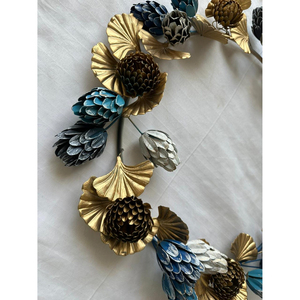 Corona festiva de metal para las fiestas con hojas de ginkgo doradas y piñas azules vibrantes, elegante decoración para la puerta principal en invierno - Product Image 5
