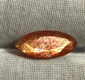 Piedra solar naranja natural con corte marquesa. - Product Image 1