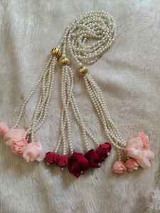 Cadena de Perlas Choti de 30 Pulgadas de Moda con Tulipán de Satén |   Accesorios para el Cabello de Novia |   Borlas Florales para el Cabello para la Celebración Jaggo & Mehendi - Product Image 2