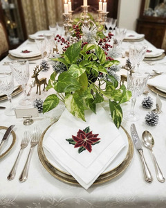 Serviettes de table de Noël personnalisées brodées en gros, motif Poinsettia, en coton, avec ourlet festonné, pour la maison, l'hôtel, les fêtes et les événements - Product Image 1