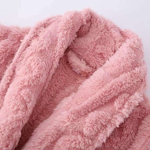 Peignoir en coton axé sur le confort avec logo brodé, conçu pour la relaxation, l'hôtellerie et le bien-être - Product Image 4
