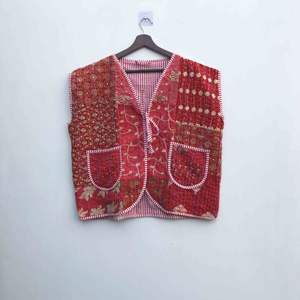 เสื้อกั๊กสไตล์โบฮีเมียนวินเทจสำหรับผู้หญิง ผ้าฝ้าย 100% ทำมือ ตกแต่งด้วยผ้าปะติดปะต่อแบบฮิปปี้ ติดกระดุมสองแถว มีกระเป๋าปักลาย - Product Image 2