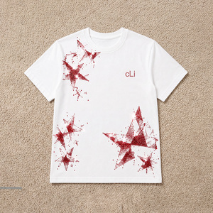 T-shirt tendance rouge à strass pour femme, texture étoilée délavée, personnalisable DTG, style polyvalent, détails glamour d'été, en coton - Product Image 3