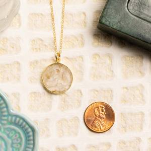 Élégant pendentif cercle en quartz rutilé doré vintage avec chaîne délicate en argent 925 pour fiançailles - Product Image 1