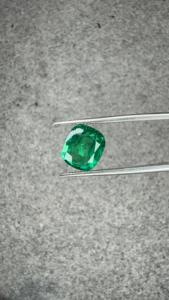 Émeraude naturelle zambienne certifiée IGI de 3,90 carats, taille coussin, vert vif, pour bagues, pendentifs, colliers et boucles d'oreilles de luxe - Product Image 5