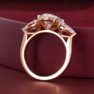 Bague de fiançailles ovale à trois pierres de 2,36 carats en diamant de laboratoire, or rose 14 carats avec or jaune et blanc massif 18 carats - Product Image 3