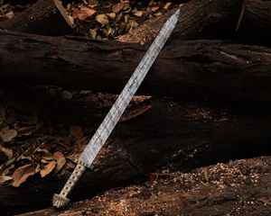 Épée viking professionnelle de haute qualité en acier Damas forgé à la main avec fourreau en bois sculpté, style guerrier nordique médiéval - Product Image 1
