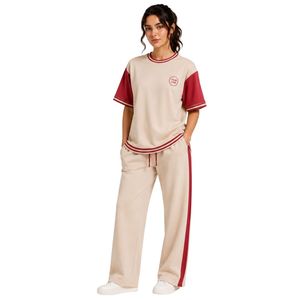Ensemble décontracté deux pièces beige et rouge pour femme : T-shirt à manches courtes et pantalon large avec rayures contrastées - Product Image 1