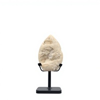Sculpture de flamme en calcite sur mesure (12,5-15 cm) avec support en fer, décoration de table et accessoire, façade bombée et dos plat
