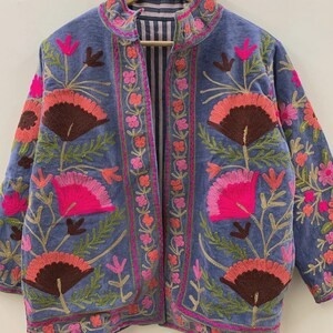 Produit phare : Veste courte en velours vintage Suzani pour femme, style bohème, broderie florale, manteau bomber d'hiver, vente en gros directe d'usine - Product Image 4