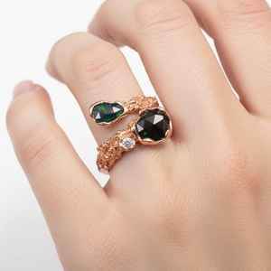 Bague en opale éthiopienne plaquée rhodium, conçue pour un style de mariage inspiré de la nature, avec une beauté de feu vif et un style intemporel. - Product Image 2