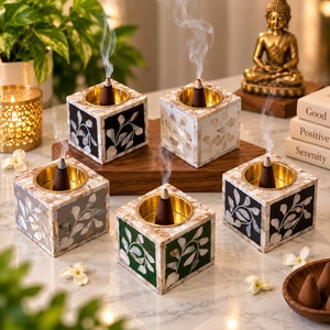 Porte-encens décoratif en métal pour bois de santal indien, idéal pour la maison, le salon, la chambre, la méditation, le yoga et la pratique spirituelle - Product Image 1