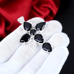 Colgante de Cruz con Piedra de Ónix Negro, Joyería Hecha a Mano en Plata de Ley 925 para Regalos de Aniversario y Boda - Product Image 6