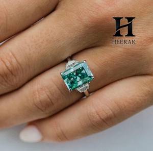 Anillo de Compromiso de Lujo con Moissanita Azul Turquesa de Corte Radiante para Mujer - Plata de Ley 925 y Oro de 14K con Tres Piedras de Corte Esmeralda - Product Image 1