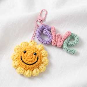 Étiquette nominative personnalisée en crochet faite à la main et écologique, porte-clés lettre personnalisé, breloque tournesol, décoration pour sac d'école enfant - Product Image 3