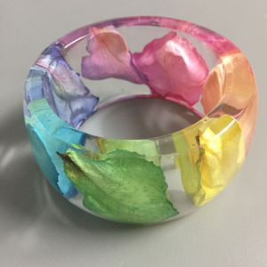 Creative <b>clear</b> <b>resin</b> bangle filled with artistically layered colored pencil shavings, available at wholesale prices. - Product Image 6