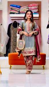 Ensemble de créateur en soie lourde brodée avec des sequins et un haut fantaisie, pantalon palazzo et dupatta - Product Image 3