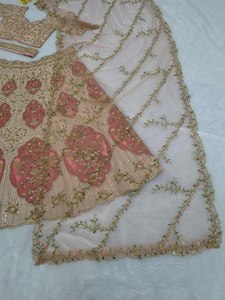 Robe de cérémonie indienne ethnique traditionnelle élégante de haute qualité, Lehenga Choli, design attrayant pour les occasions spéciales, prête à porter - Product Image 4