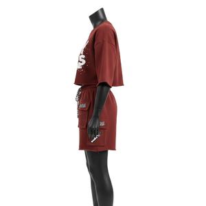 Conjunto de top corto y pantalones cortos cargo para mujer, en felpa de algodón grueso color rojo óxido, con logo personalizado impreso en plastisol, 100% algodón. - Product Image 3