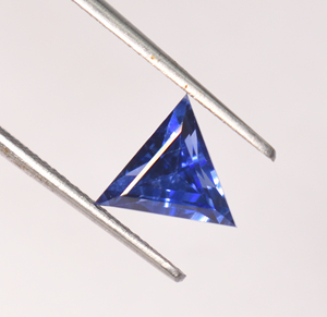 Saphir bleu de laboratoire taille trionne 14 mm, pierre précieuse en corindon véritable, pierre pyramidale créée en laboratoire - Product Image 1