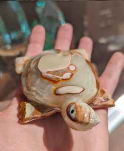 Statue de tortue en onyx sculptée, figurine d'animal en pierre artisanale, décoration de maison, ornement de bureau, idée cadeau unique, 4 pouces - Product Image 1