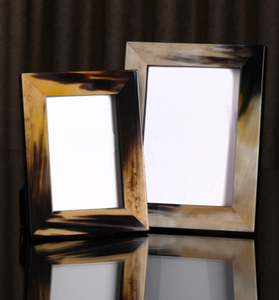 Marco de fotos de cuerno natural hecho a mano único con chipset pegado a mano y pulido a mano suave en múltiples variaciones de color terroso - Product Image 1