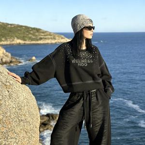 Conjunto de Moda Urbana Casual Unisex: Sudadera Blanca Bordada con Pedrería y Pantalones Anchos Negros - Product Image 5