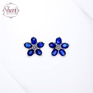 Pendientes de Oro Blanco Sólido de 18K para Mujer, Diseño de Flor Simple con Diamantes y Zafiro Ovalado, Engaste de Garra, Regalo para Ella, de Sheri Jewels - Product Image 1