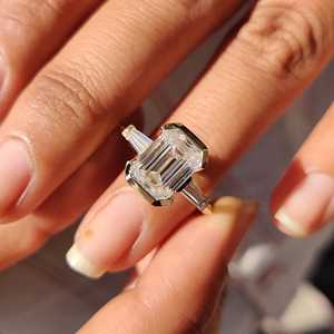 Anillo de Compromiso de Plata de Ley 925 con Tres Piedras de Moissanita, Corte Esmeralda de 2.96 CT, Corte Baguette, Anillo de Boda, Regalo de Aniversario - Product Image 4