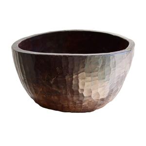 Tazón grande de madera hecho a mano para ensaladas y pasta, diseñado con un estilo rústico y una gran durabilidad. - Product Image 1